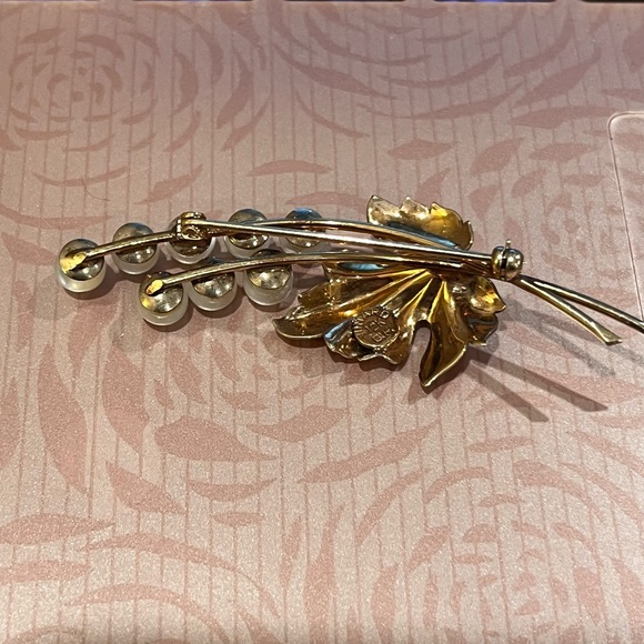 1940s Winard 12 Kt Gold Filled Flower Brooch white to grey translucent q… - Picture 6 of 8